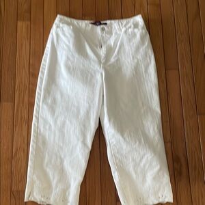 Gloria Vanderbilt white Size 12 capris